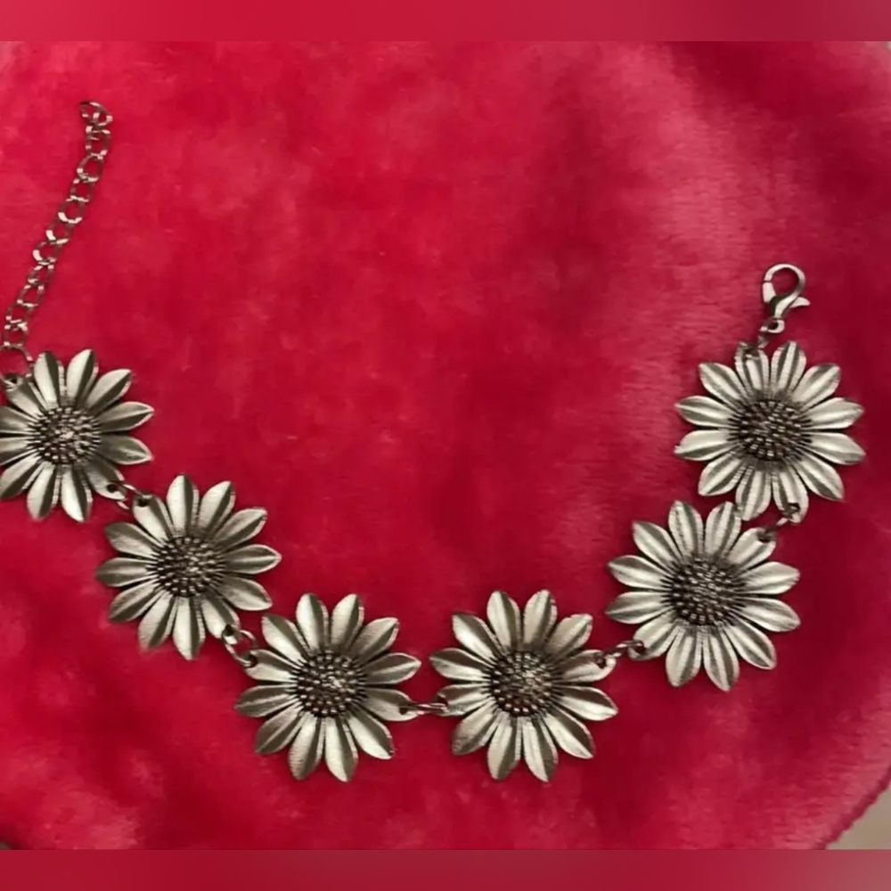 New beautiful Silver tone sunflower 7.5" to 9" adjustable bracelet
